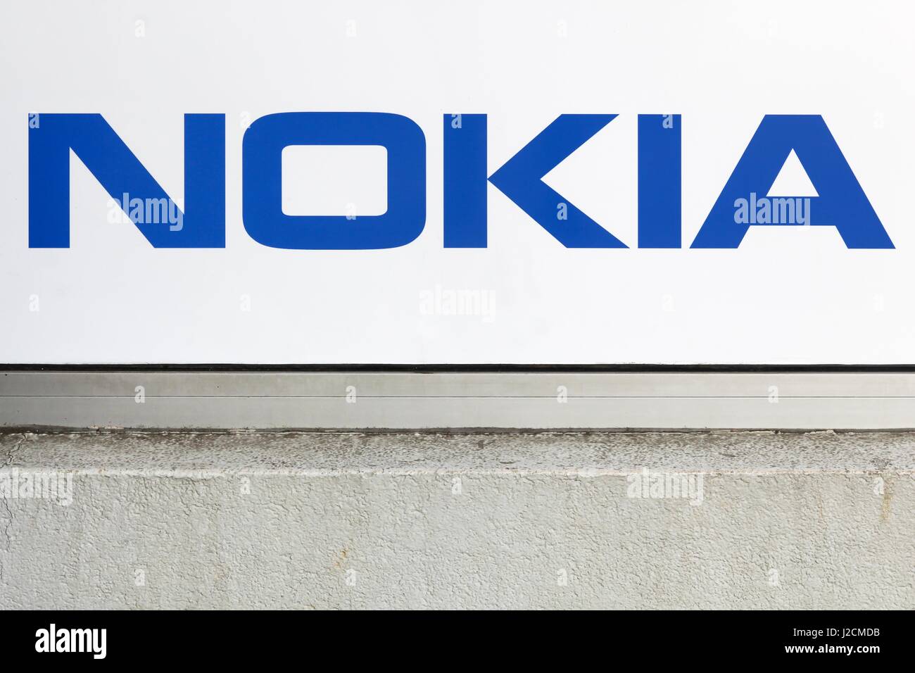 Villefranche, France - 13 mars 2017 : Nokia logo sur un mur. Nokia est une multinationale finlandaise de la technologie de l'information et des communications Banque D'Images