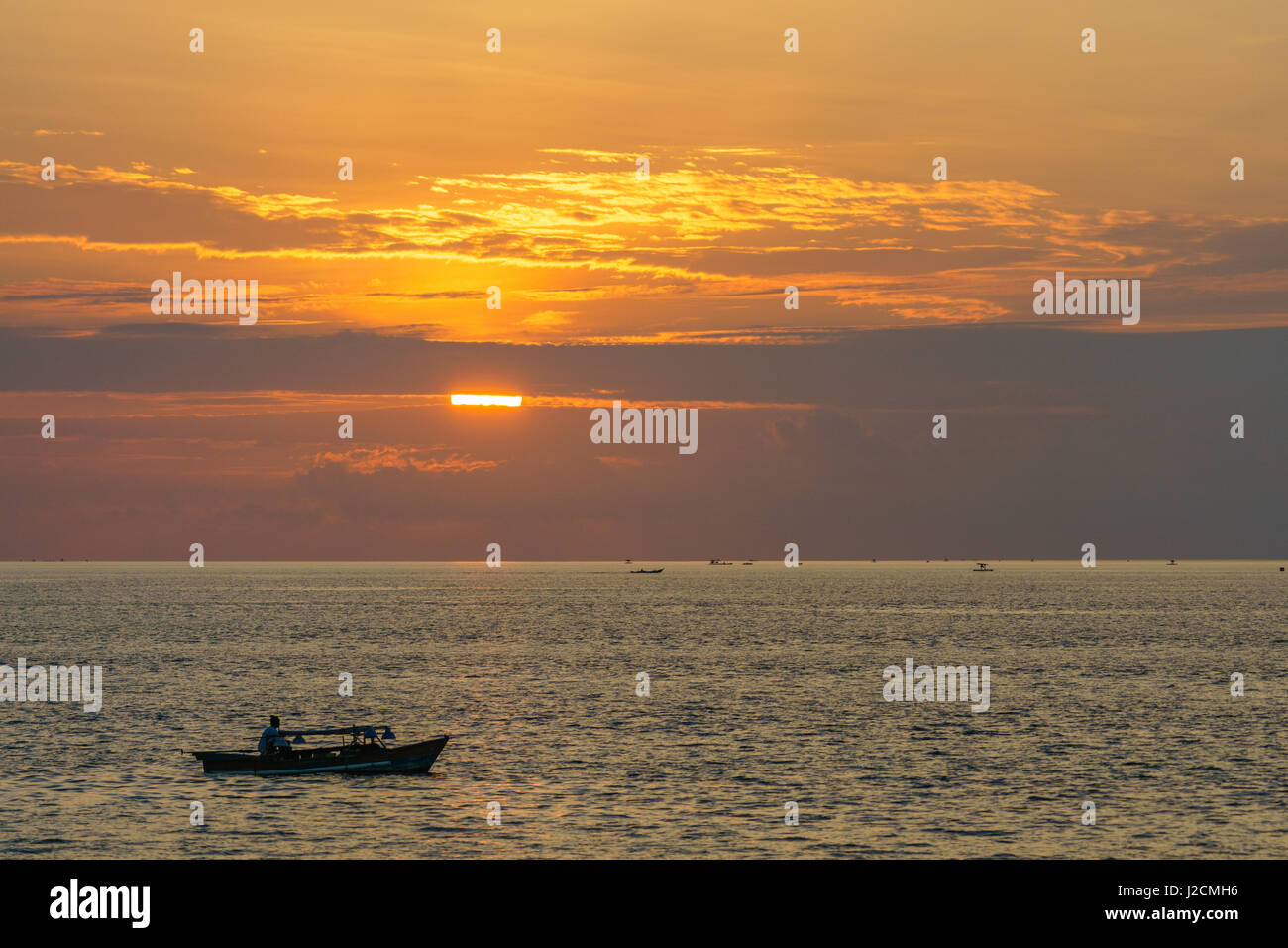 L'Indonésie, Sulawesi Utara, Kota Manado, bateau de pêche au coucher du soleil sur le lac silent à Manado sur Sulawesi Utara Banque D'Images