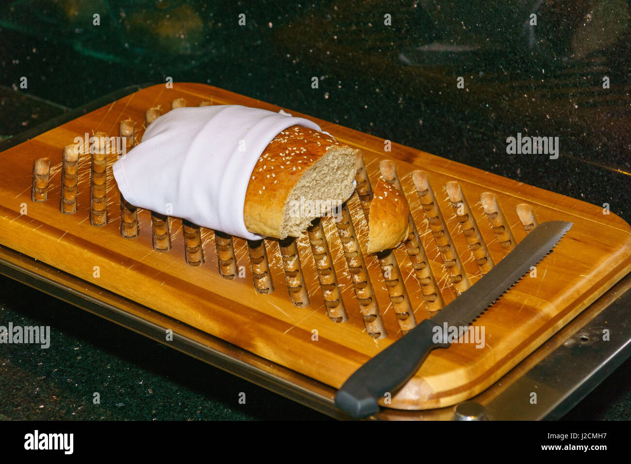 L'Indonésie, Sulawesi Utara, Kota Manado, du pain sur la planche à découper sur Sulawesi Utara Banque D'Images