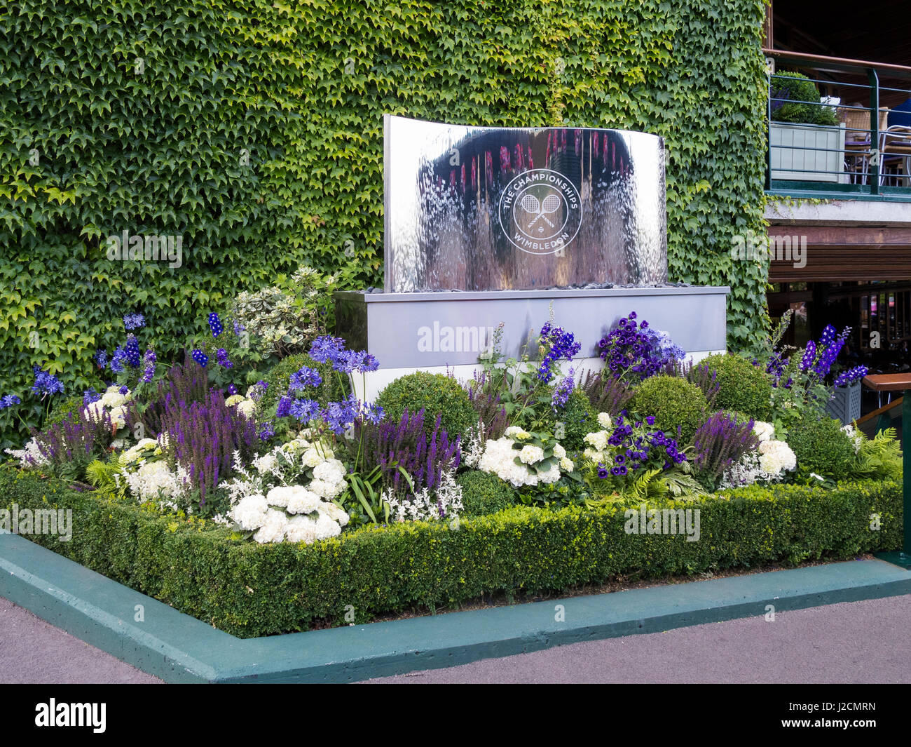 La fontaine aux fleurs et affichage à l'entrée à Wimbledon All England Tennis Club Banque D'Images