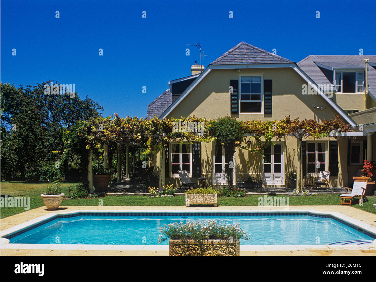 Piscine extérieure en face du patio. Banque D'Images