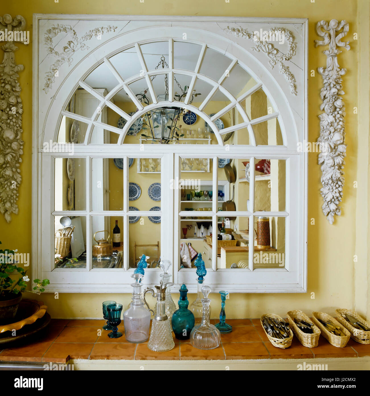 Un miroir dans une cuisine. Banque D'Images