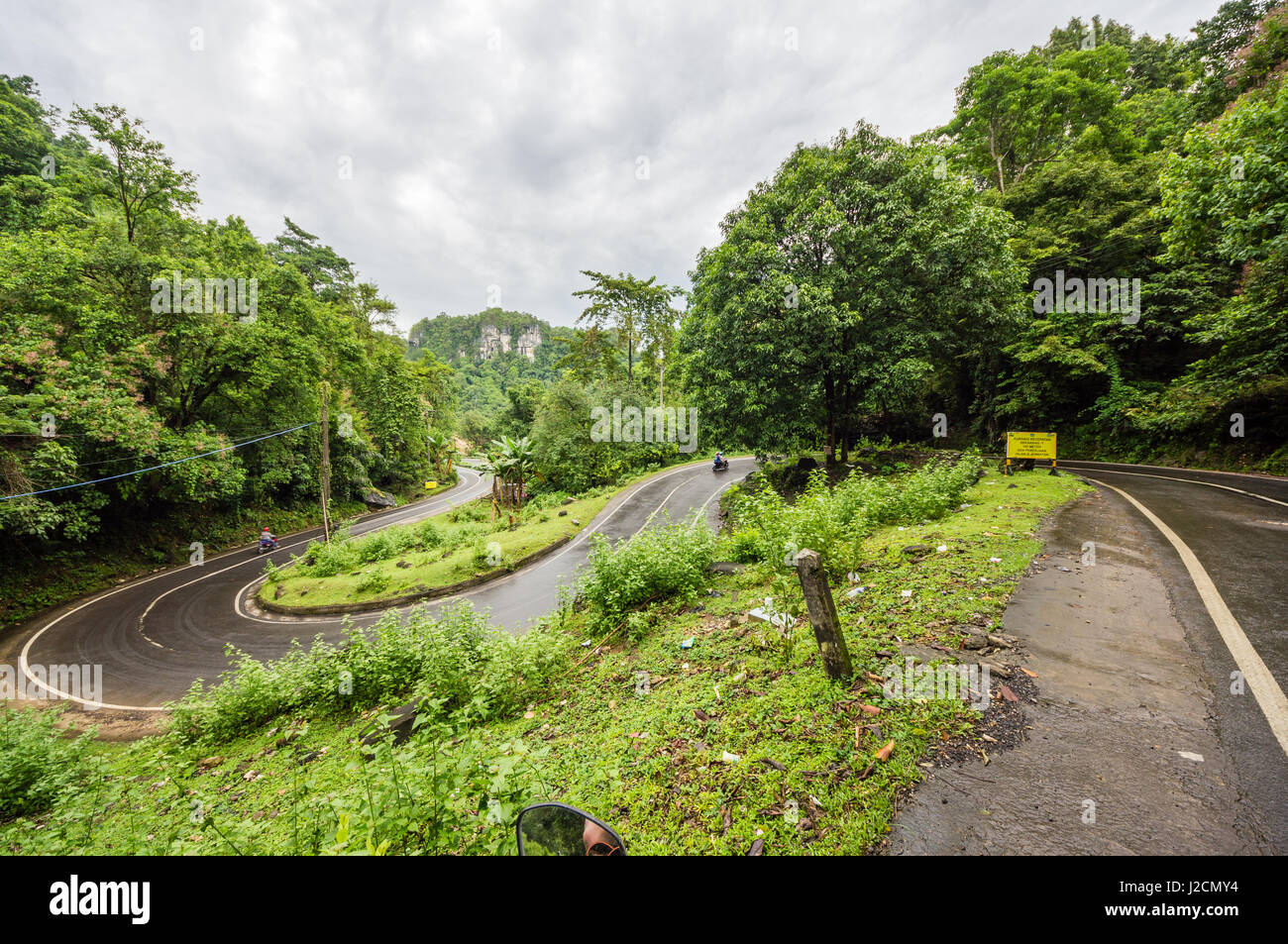 L'Indonésie, Sulawesi Selatan, Kabupatenmaros Kurvige road, dans la nature Banque D'Images