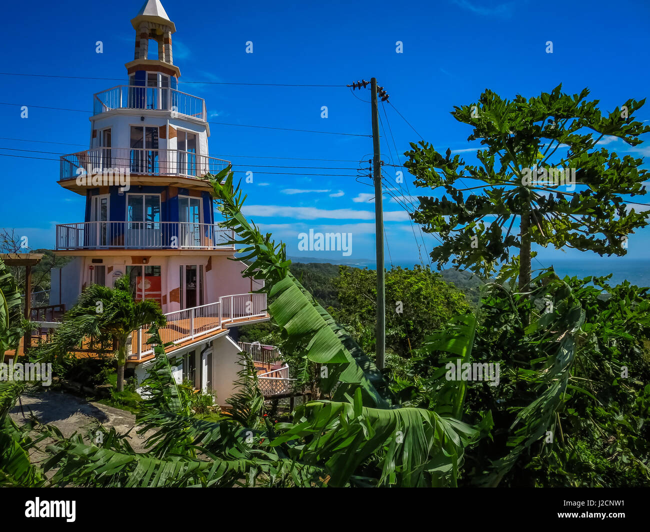 Roatan, Honduras, El Faro à West Bay. paysage de l'île avec un ciel bleu et vert de la végétation à l'arrière-plan. Banque D'Images