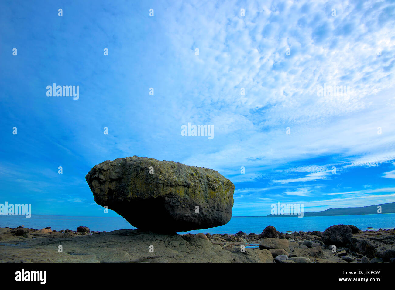 Rock Balance sur la côte est de l'île Graham. C'est un bloc erratique de la dernière ère glaciaire. Tailles disponibles (grand format) Banque D'Images