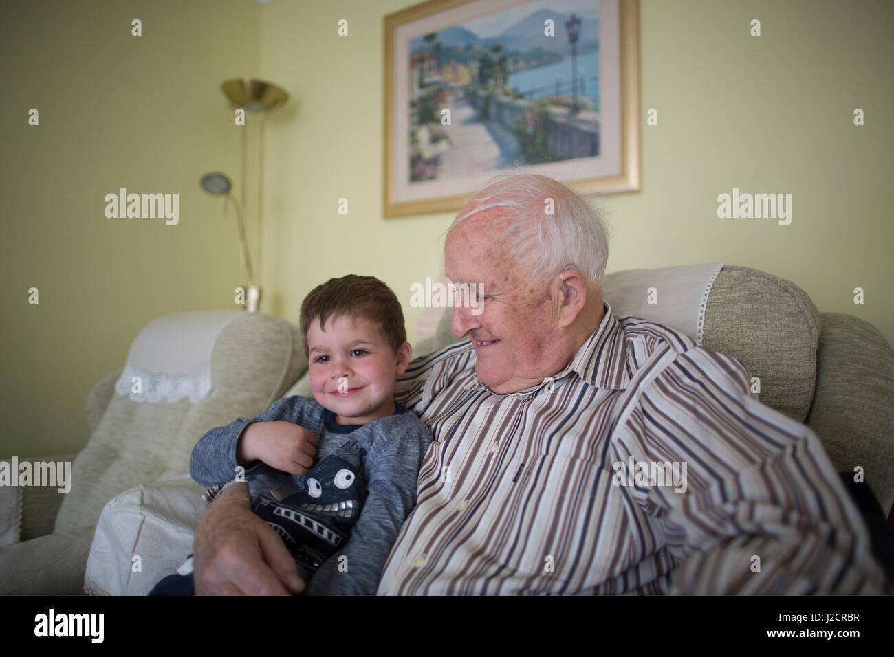 Les grands-parents avec leurs petits-enfants dans leur maison privée du sud-ouest de l'Angleterre, au Royaume-Uni Banque D'Images