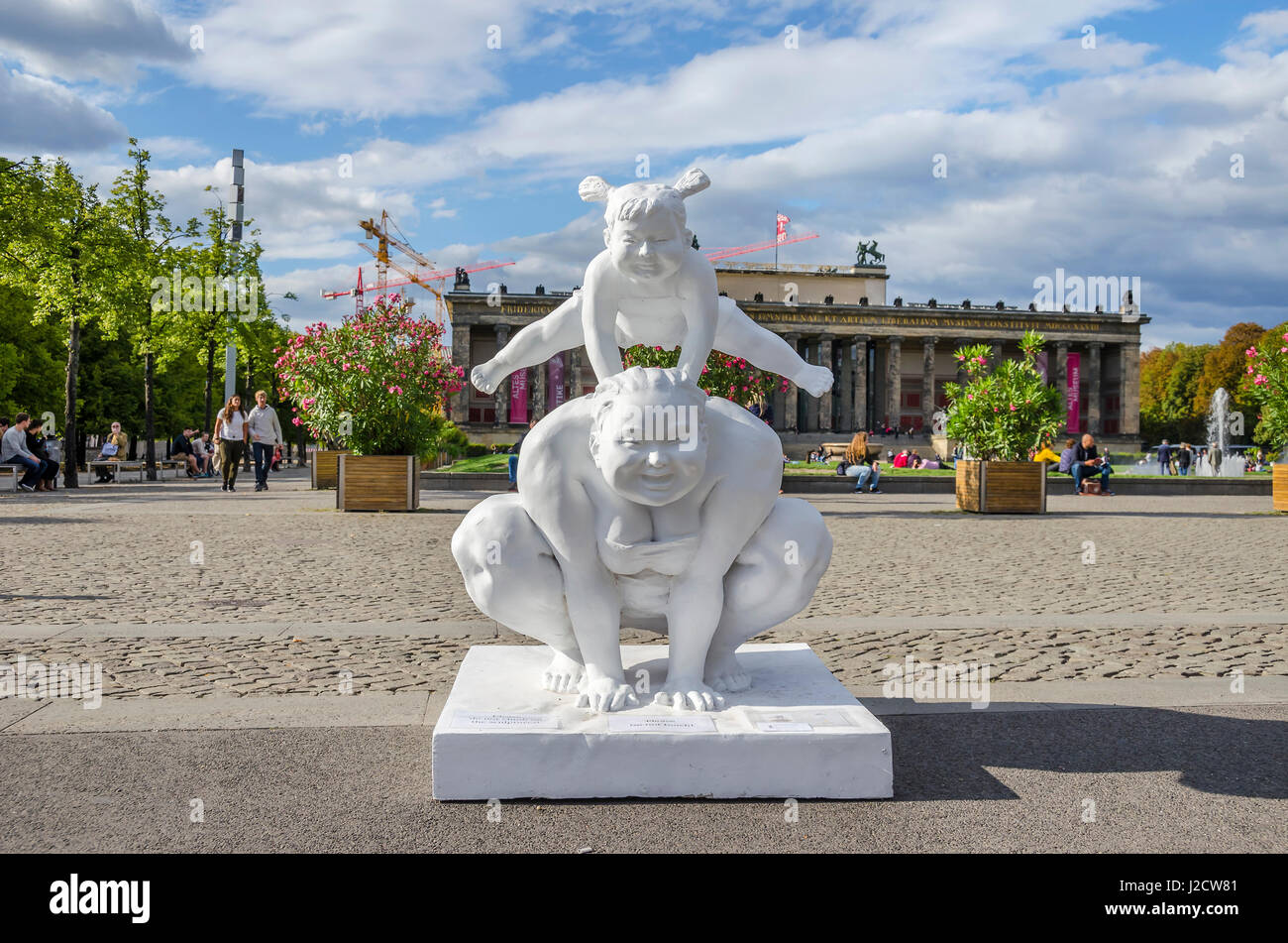 Berlin, Allemagne - septembre 8, 2015 : Fat Ladies dans le Lustgarten. Le plein de joie de vivre 'Chubby femmes" par l'artiste chinois Xu Hongfei avec de vieux Banque D'Images