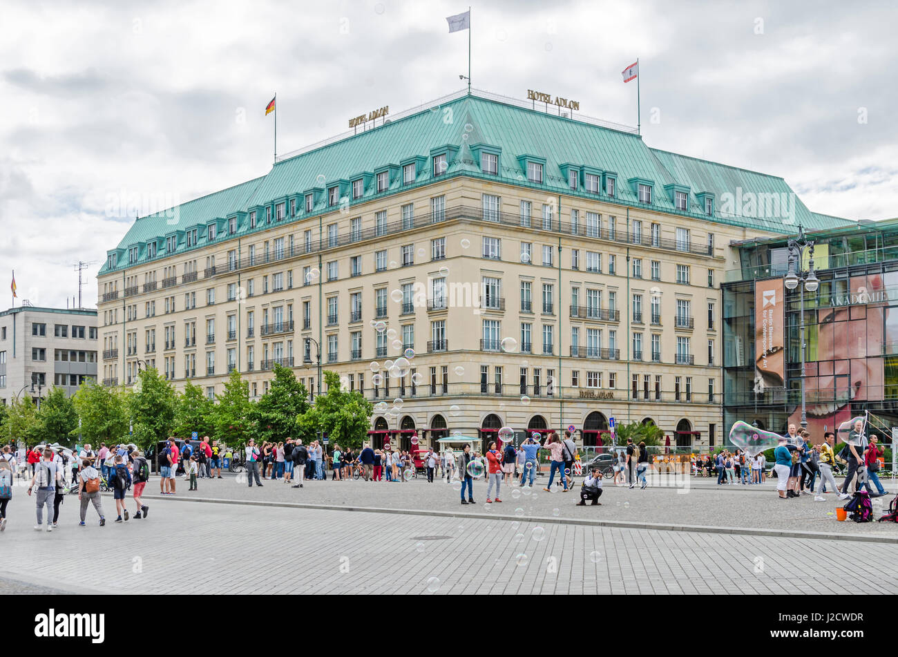 Berlin, Allemagne - le 14 août 2016 : Avis de Pariser Platz, une place dans le centre de Berlin, à l'hôtel Adlon Kempinski, aux personnes bénéficiant d'une journée d'été un Banque D'Images