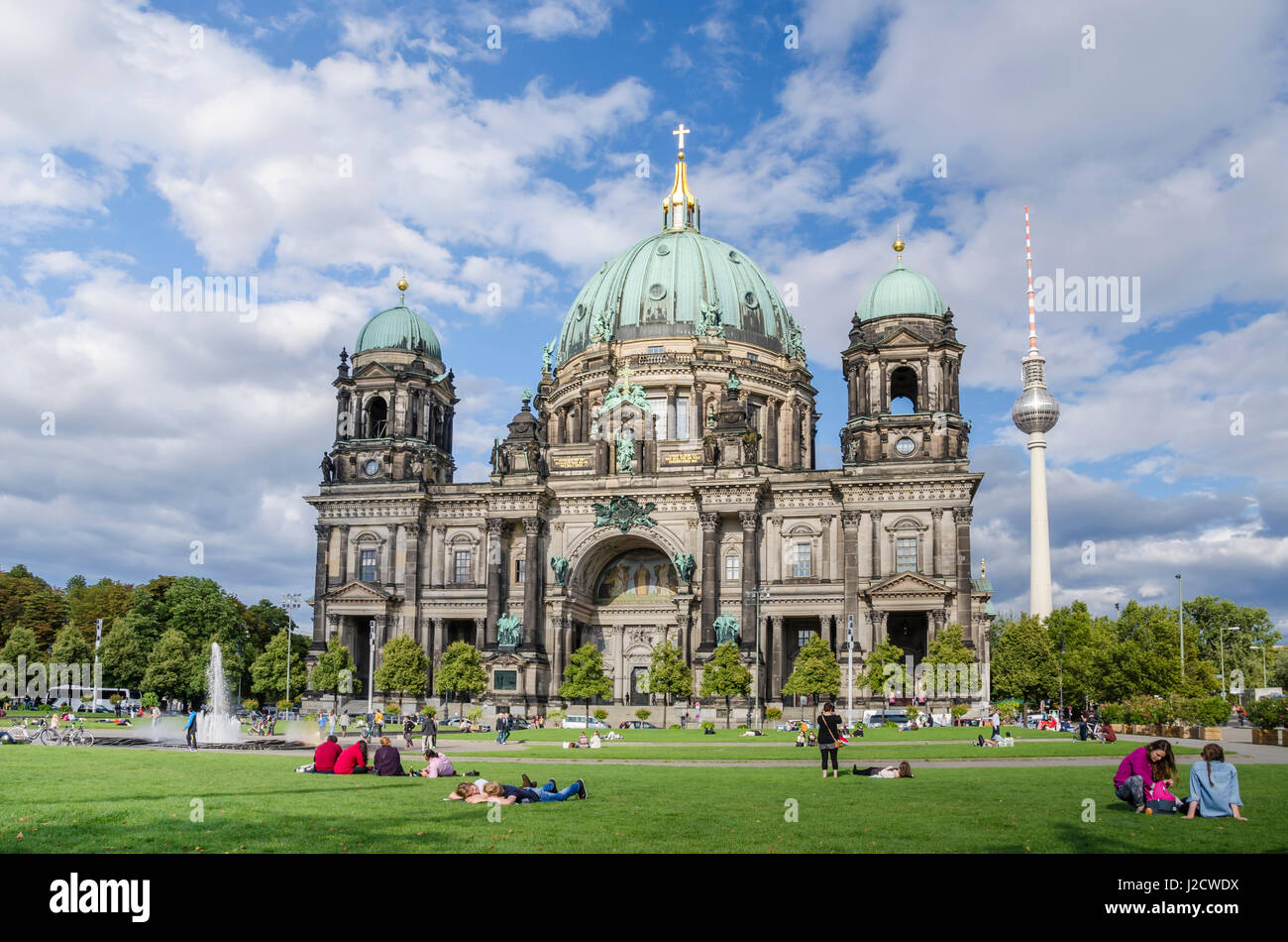 Berlin, Allemagne - septembre 8, 2015 : la cathédrale de Berlin (en allemand, "Berliner Dom'), conçu par Carl Julius Raschdorff. Les personnes bénéficiant de l'ambiance chaleureuse d'un Banque D'Images