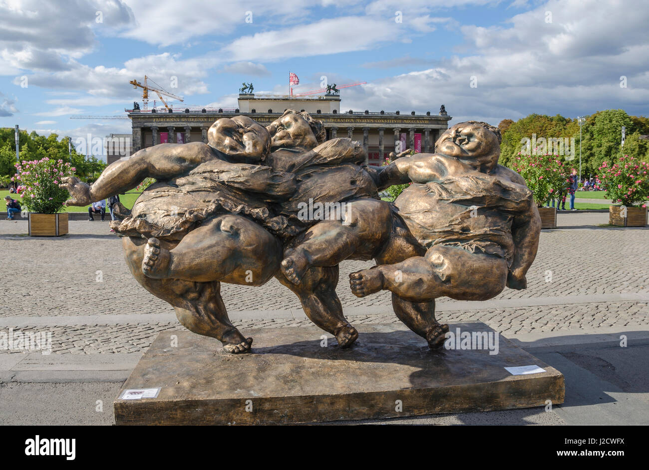 Berlin, Allemagne - septembre 8, 2015 : Fat Ladies dans le Lustgarten. Le plein de joie de vivre 'Chubby femmes" par l'artiste chinois Xu Hongfei avec de vieux Banque D'Images