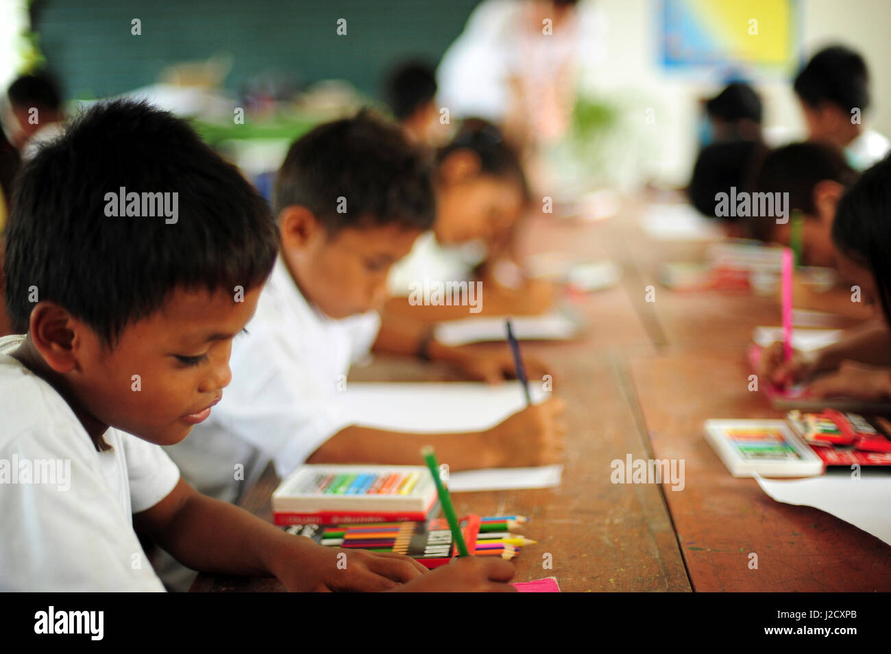 Philippines, Leyte Ormoc, Albuera, Art in All of Us activités à l'école en collaboration avec le crayon rouge et la Croix Rouge activités de dessin Banque D'Images