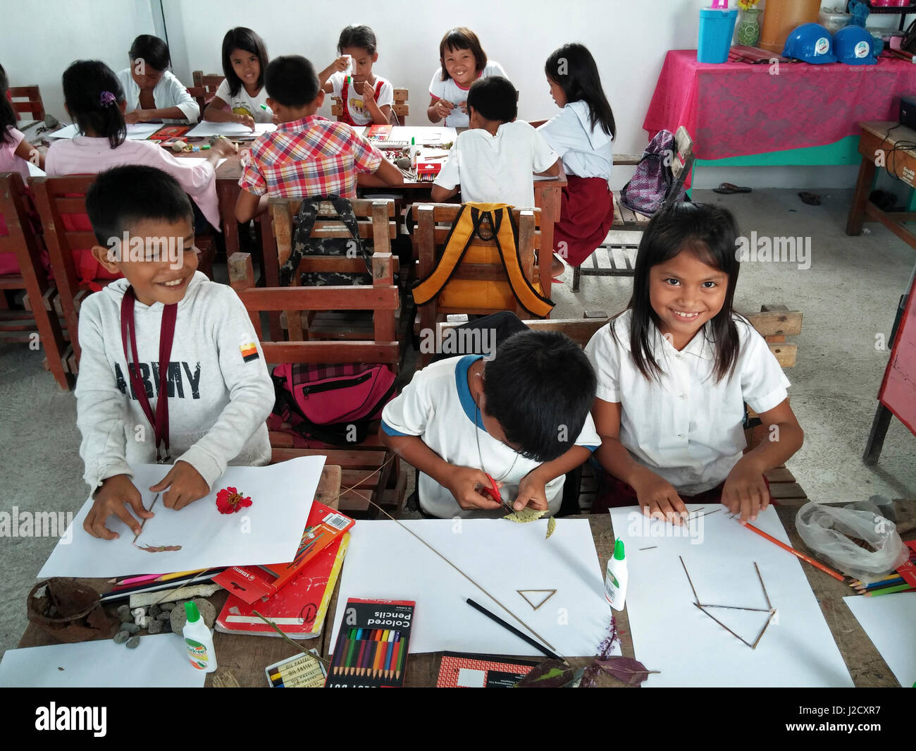 Philippines, Leyte Ormoc, Albuera, Art in All of Us activités à l'école en collaboration avec le crayon rouge et la Croix Rouge et l'objet de dessin trouvé activités Banque D'Images