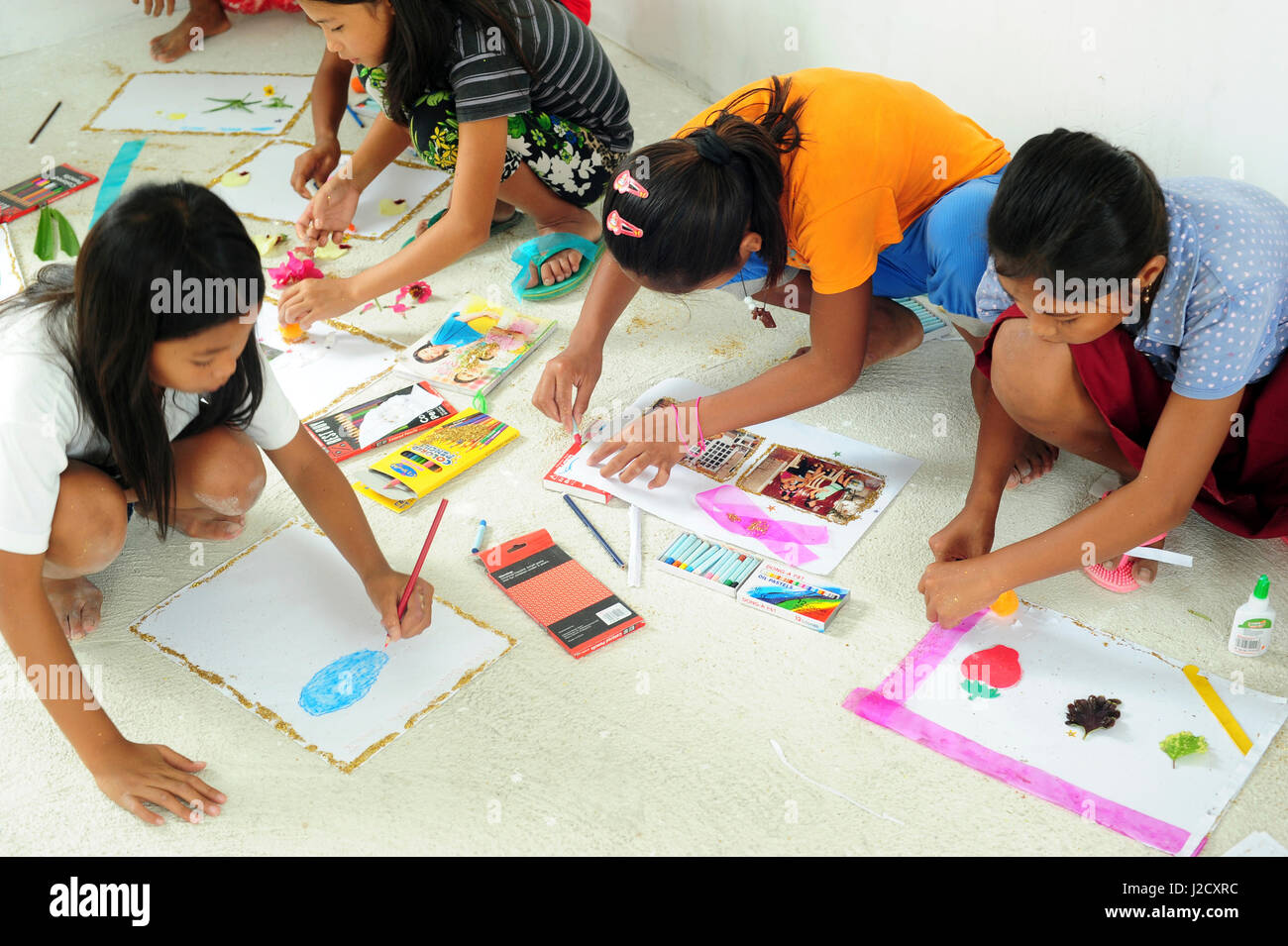 Philippines, Leyte Ormoc, Albuera, Art in All of Us activités à l'école en collaboration avec le crayon rouge et la Croix Rouge et l'objet de dessin trouvé activités Banque D'Images