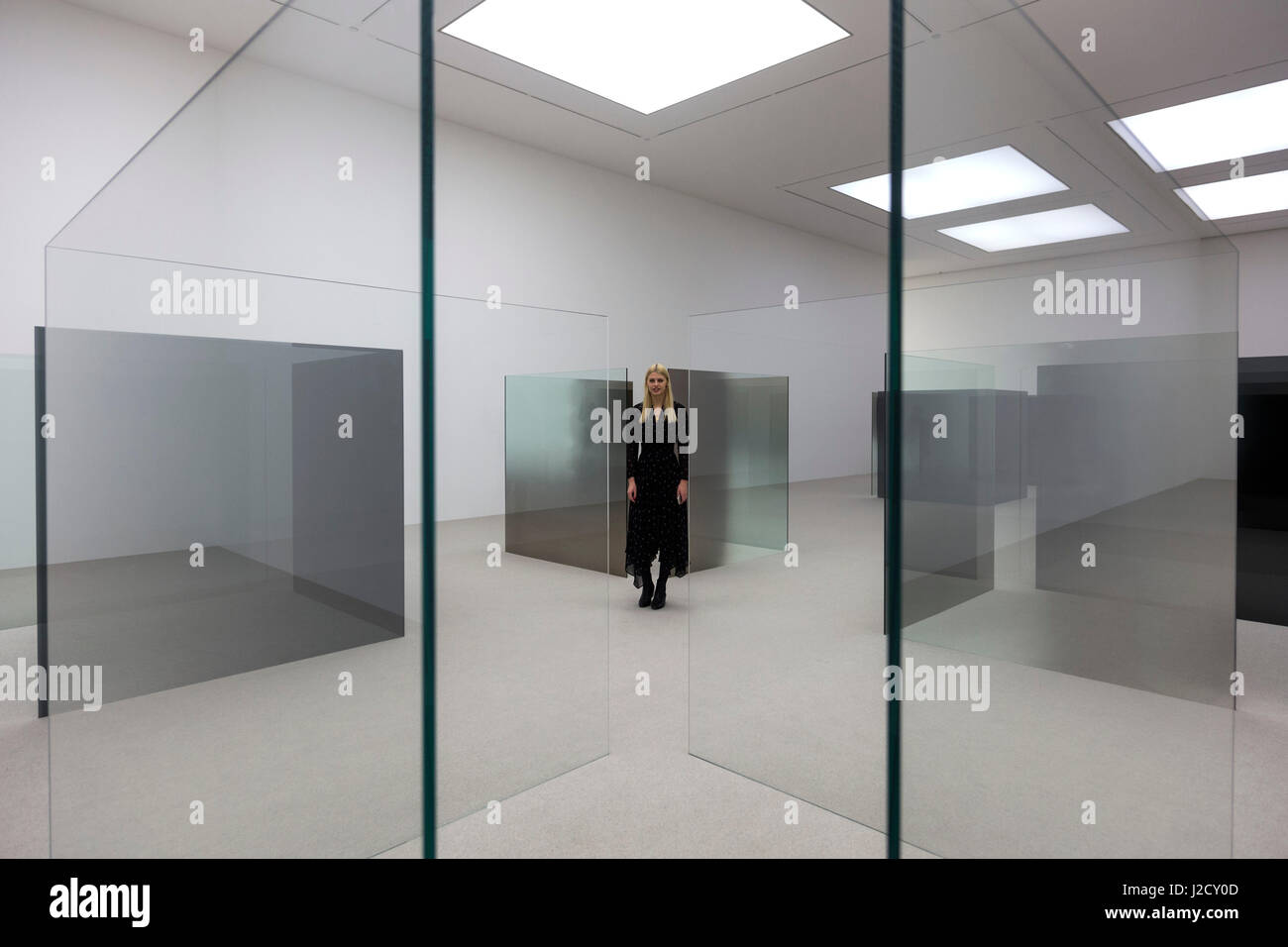 Londres, Royaume-Uni. 27 avril 2017. Une galerie sous-pose dans l'installation 6 x 6 d'une improvisation (1989-2014), une sculpture labyrinthique à grande échelle comprenant 40 panneaux autoporteurs de verre recouvert de claire et. L'œuvre crée un labyrinthe qui reflète et réfracte l'architecture intérieure de la galerie. L'artiste américain Larry Bell (b. 1939) présente sa nouvelle exposition au White Cube Bermondsey. Intitulé 'Smoke sur le Bas" Cette exposition réunit des œuvres de l'artiste vaste carrière s'étendant sur cinq décennies. L'exposition s'ouvre le 28 avril et se poursuit jusqu'au 18 juin 2017 Banque D'Images