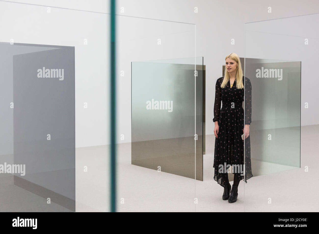 Londres, Royaume-Uni. 27 avril 2017. Une galerie sous-pose dans l'installation 6 x 6 d'une improvisation (1989-2014), une sculpture labyrinthique à grande échelle comprenant 40 panneaux autoporteurs de verre recouvert de claire et. L'œuvre crée un labyrinthe qui reflète et réfracte l'architecture intérieure de la galerie. L'artiste américain Larry Bell (b. 1939) présente sa nouvelle exposition au White Cube Bermondsey. Intitulé 'Smoke sur le Bas" Cette exposition réunit des œuvres de l'artiste vaste carrière s'étendant sur cinq décennies. L'exposition s'ouvre le 28 avril et se poursuit jusqu'au 18 juin 2017 Banque D'Images