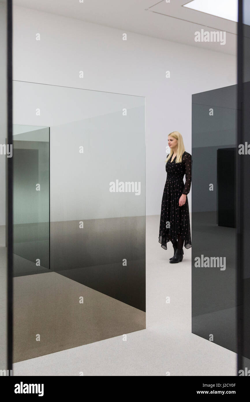 Londres, Royaume-Uni. 27 avril 2017. Une galerie sous-pose dans l'installation 6 x 6 d'une improvisation (1989-2014), une sculpture labyrinthique à grande échelle comprenant 40 panneaux autoporteurs de verre recouvert de claire et. L'œuvre crée un labyrinthe qui reflète et réfracte l'architecture intérieure de la galerie. L'artiste américain Larry Bell (b. 1939) présente sa nouvelle exposition au White Cube Bermondsey. Intitulé 'Smoke sur le Bas" Cette exposition réunit des œuvres de l'artiste vaste carrière s'étendant sur cinq décennies. L'exposition s'ouvre le 28 avril et se poursuit jusqu'au 18 juin 2017 Banque D'Images