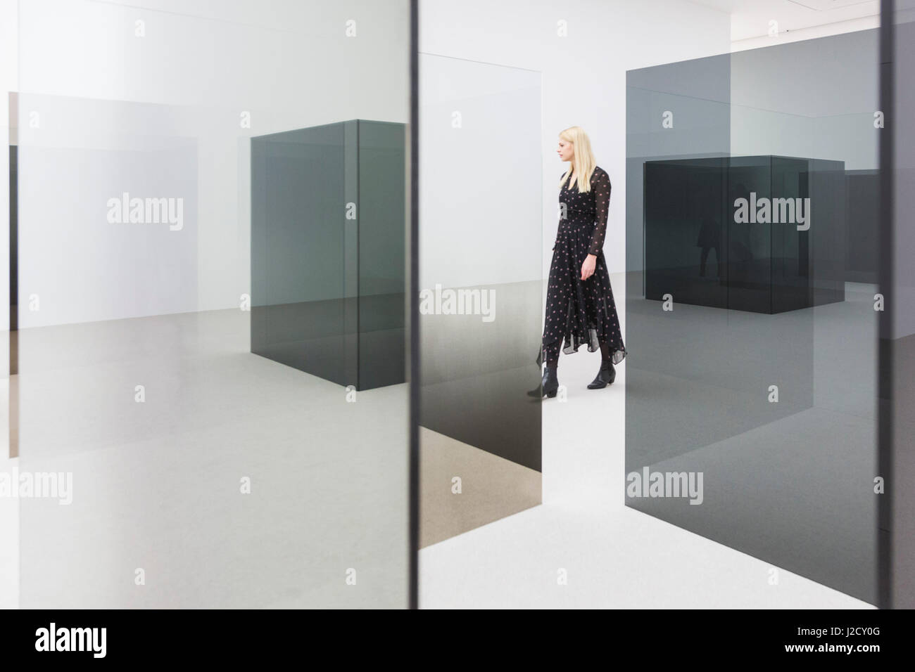 Londres, Royaume-Uni. 27 avril 2017. Une galerie sous-pose dans l'installation 6 x 6 d'une improvisation (1989-2014), une sculpture labyrinthique à grande échelle comprenant 40 panneaux autoporteurs de verre recouvert de claire et. L'œuvre crée un labyrinthe qui reflète et réfracte l'architecture intérieure de la galerie. L'artiste américain Larry Bell (b. 1939) présente sa nouvelle exposition au White Cube Bermondsey. Intitulé 'Smoke sur le Bas" Cette exposition réunit des œuvres de l'artiste vaste carrière s'étendant sur cinq décennies. L'exposition s'ouvre le 28 avril et se poursuit jusqu'au 18 juin 2017 Banque D'Images