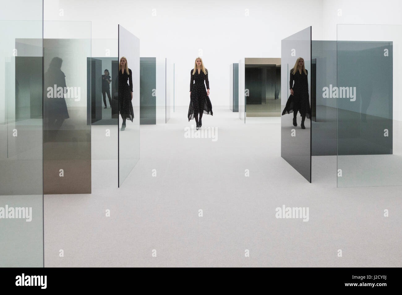 Londres, Royaume-Uni. 27 avril 2017. Une galerie sous-pose dans l'installation 6 x 6 d'une improvisation (1989-2014), une sculpture labyrinthique à grande échelle comprenant 40 panneaux autoporteurs de verre recouvert de claire et. L'œuvre crée un labyrinthe qui reflète et réfracte l'architecture intérieure de la galerie. L'artiste américain Larry Bell (b. 1939) présente sa nouvelle exposition au White Cube Bermondsey. Intitulé 'Smoke sur le Bas" Cette exposition réunit des œuvres de l'artiste vaste carrière s'étendant sur cinq décennies. L'exposition s'ouvre le 28 avril et se poursuit jusqu'au 18 juin 2017 Banque D'Images