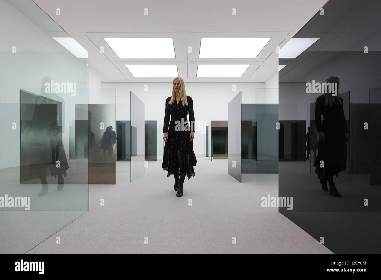 Londres, Royaume-Uni. 27 avril 2017. Une galerie sous-pose dans l'installation 6 x 6 d'une improvisation (1989-2014), une sculpture labyrinthique à grande échelle comprenant 40 panneaux autoporteurs de verre recouvert de claire et. L'œuvre crée un labyrinthe qui reflète et réfracte l'architecture intérieure de la galerie. L'artiste américain Larry Bell (b. 1939) présente sa nouvelle exposition au White Cube Bermondsey. Intitulé 'Smoke sur le Bas" Cette exposition réunit des œuvres de l'artiste vaste carrière s'étendant sur cinq décennies. L'exposition s'ouvre le 28 avril et se poursuit jusqu'au 18 juin 2017 Banque D'Images