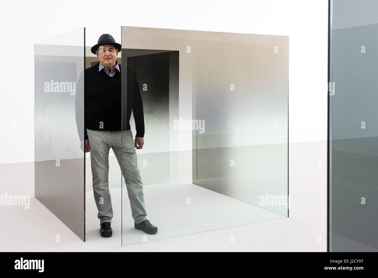 Londres, Royaume-Uni. 27 avril 2017. Artiste Larry Bell (photo) avec son art 6 x 6 d'une improvisation (1989-2014), une sculpture labyrinthique à grande échelle comprenant 40 panneaux autoporteurs de verre recouvert de claire et. L'œuvre crée un labyrinthe qui reflète et réfracte l'architecture intérieure de la galerie. L'artiste américain Larry Bell (b. 1939) présente sa nouvelle exposition au White Cube Bermondsey. Intitulé 'Smoke sur le Bas" Cette exposition réunit des œuvres de l'artiste vaste carrière s'étendant sur cinq décennies. L'exposition s'ouvre le 28 avril et se poursuit jusqu'au 18 juin 2017 Banque D'Images