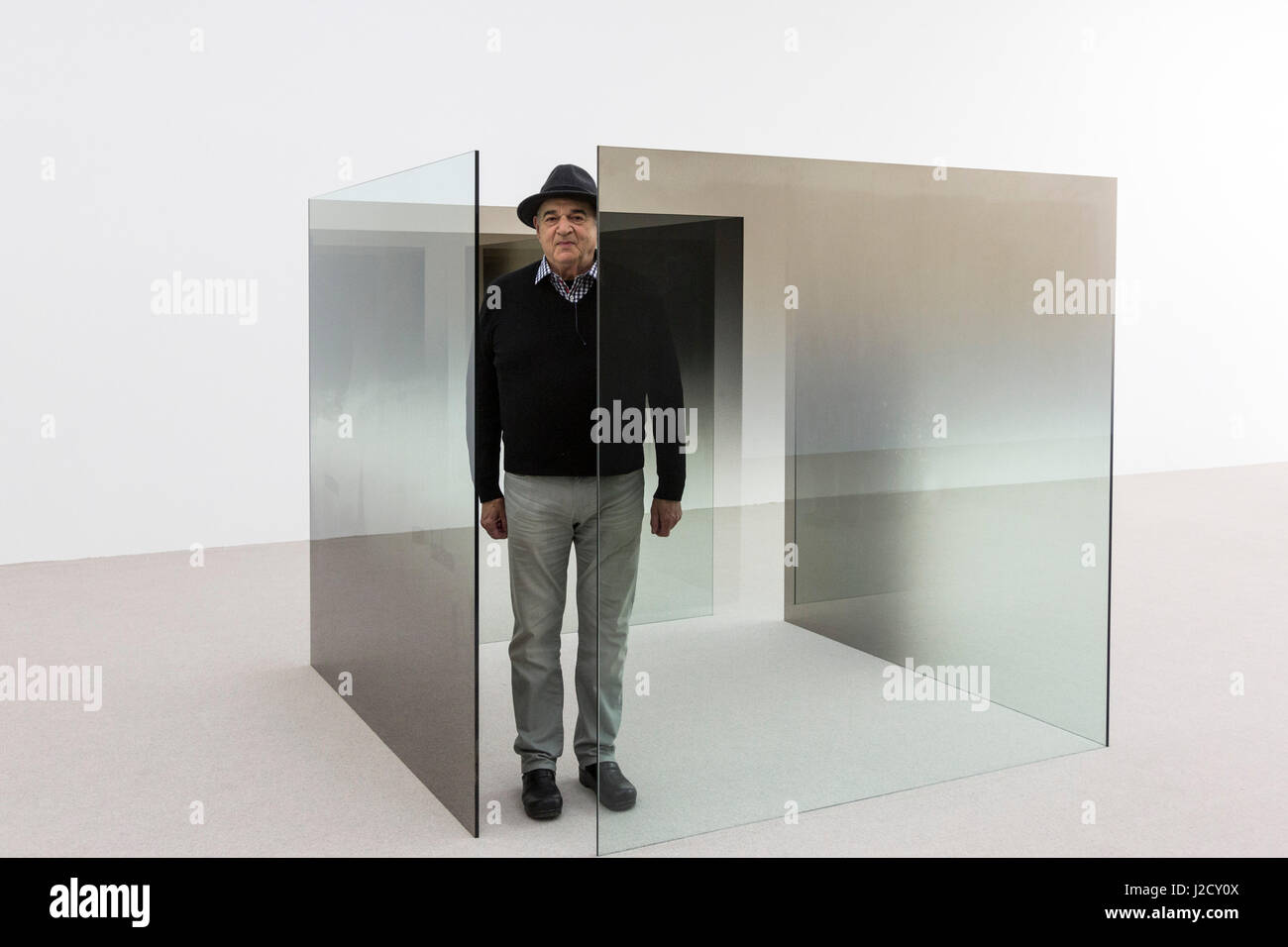 Londres, Royaume-Uni. 27 avril 2017. Artiste Larry Bell (photo) avec son art 6 x 6 d'une improvisation (1989-2014), une sculpture labyrinthique à grande échelle comprenant 40 panneaux autoporteurs de verre recouvert de claire et. L'œuvre crée un labyrinthe qui reflète et réfracte l'architecture intérieure de la galerie. L'artiste américain Larry Bell (b. 1939) présente sa nouvelle exposition au White Cube Bermondsey. Intitulé 'Smoke sur le Bas" Cette exposition réunit des œuvres de l'artiste vaste carrière s'étendant sur cinq décennies. L'exposition s'ouvre le 28 avril et se poursuit jusqu'au 18 juin 2017 Banque D'Images