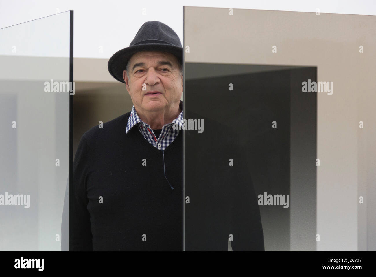 Londres, Royaume-Uni. 27 avril 2017. Artiste Larry Bell (photo) avec son art 6 x 6 d'une improvisation (1989-2014), une sculpture labyrinthique à grande échelle comprenant 40 panneaux autoporteurs de verre recouvert de claire et. L'œuvre crée un labyrinthe qui reflète et réfracte l'architecture intérieure de la galerie. L'artiste américain Larry Bell (b. 1939) présente sa nouvelle exposition au White Cube Bermondsey. Intitulé 'Smoke sur le Bas" Cette exposition réunit des œuvres de l'artiste vaste carrière s'étendant sur cinq décennies. L'exposition s'ouvre le 28 avril et se poursuit jusqu'au 18 juin 2017 Banque D'Images