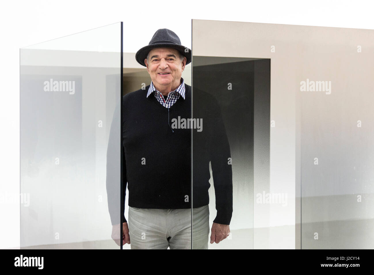 Londres, Royaume-Uni. 27 avril 2017. Artiste Larry Bell (photo) avec son art 6 x 6 d'une improvisation (1989-2014), une sculpture labyrinthique à grande échelle comprenant 40 panneaux autoporteurs de verre recouvert de claire et. L'œuvre crée un labyrinthe qui reflète et réfracte l'architecture intérieure de la galerie. L'artiste américain Larry Bell (b. 1939) présente sa nouvelle exposition au White Cube Bermondsey. Intitulé 'Smoke sur le Bas" Cette exposition réunit des œuvres de l'artiste vaste carrière s'étendant sur cinq décennies. L'exposition s'ouvre le 28 avril et se poursuit jusqu'au 18 juin 2017 Banque D'Images