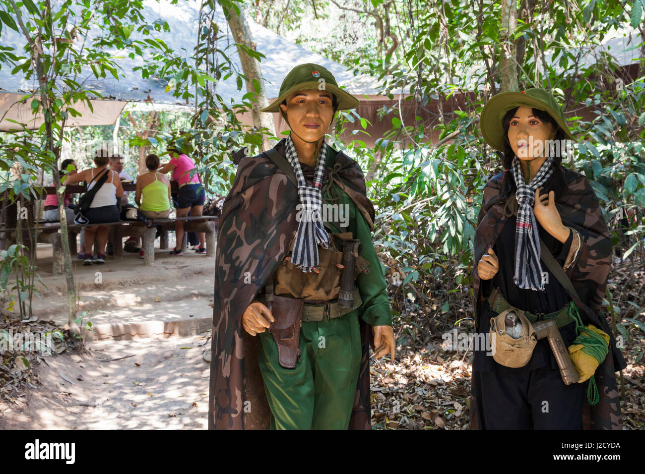 Vietnam, Cu Chi, les Tunnels de Cu Chi, ancienne ville souterraine utilisée par le Vietcong pendant la guerre du Vietnam, des statues de guérilla Vietcong Banque D'Images