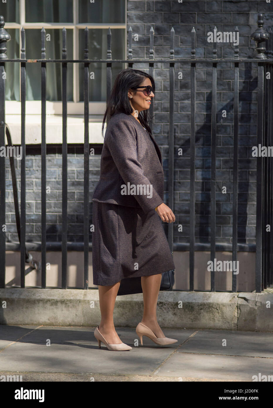 Ministre du gouvernement Priti Patel ne laissant aucune 10 Réunion du Cabinet le 25 avril 2017, Downing Street, London UK. Credit : Malcolm Park Banque D'Images Ministre du gouvernement Priti Patel ne laissant aucune 10 Réunion du Cabinet le 25 avril 2017, Downing Street, London UK. Credit : Malcolm Park Banque D'Images