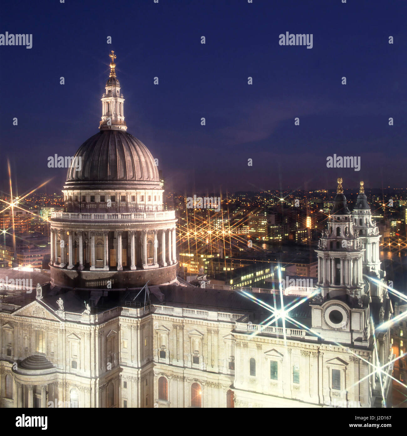 Cathédrale historique emblématique de St Pauls Église d'Angleterre religion Christopher Wren Dome à la tombée de la nuit vue aérienne de dessus en regardant vers le bas Sur City of London, Royaume-Uni Banque D'Images