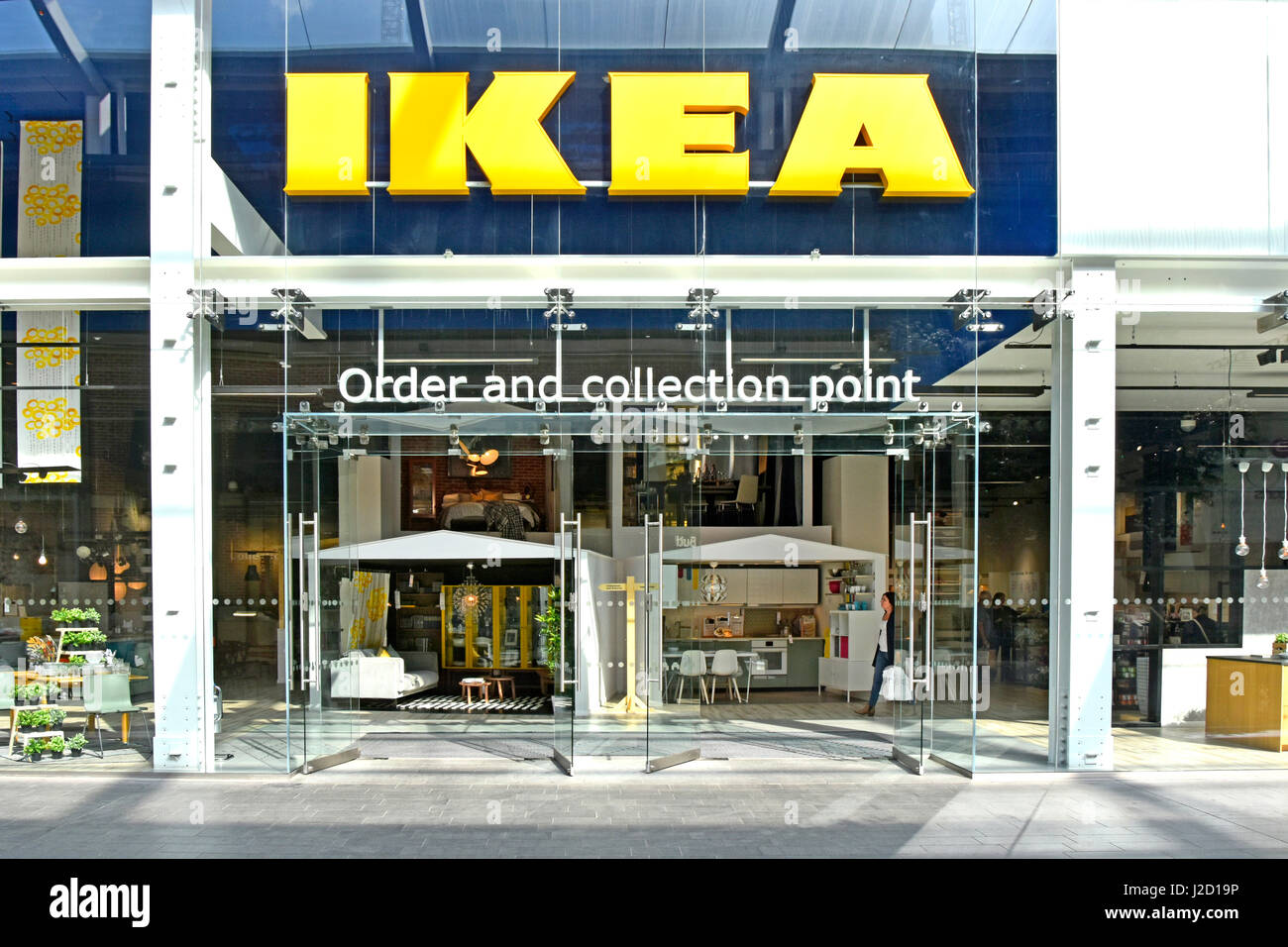 L'ordre et Ikea point de collecte dans la galerie marchande extérieure couverte dans le complexe commercial de Westfield Stratford City à l'Est de Londres Newham England UK Banque D'Images