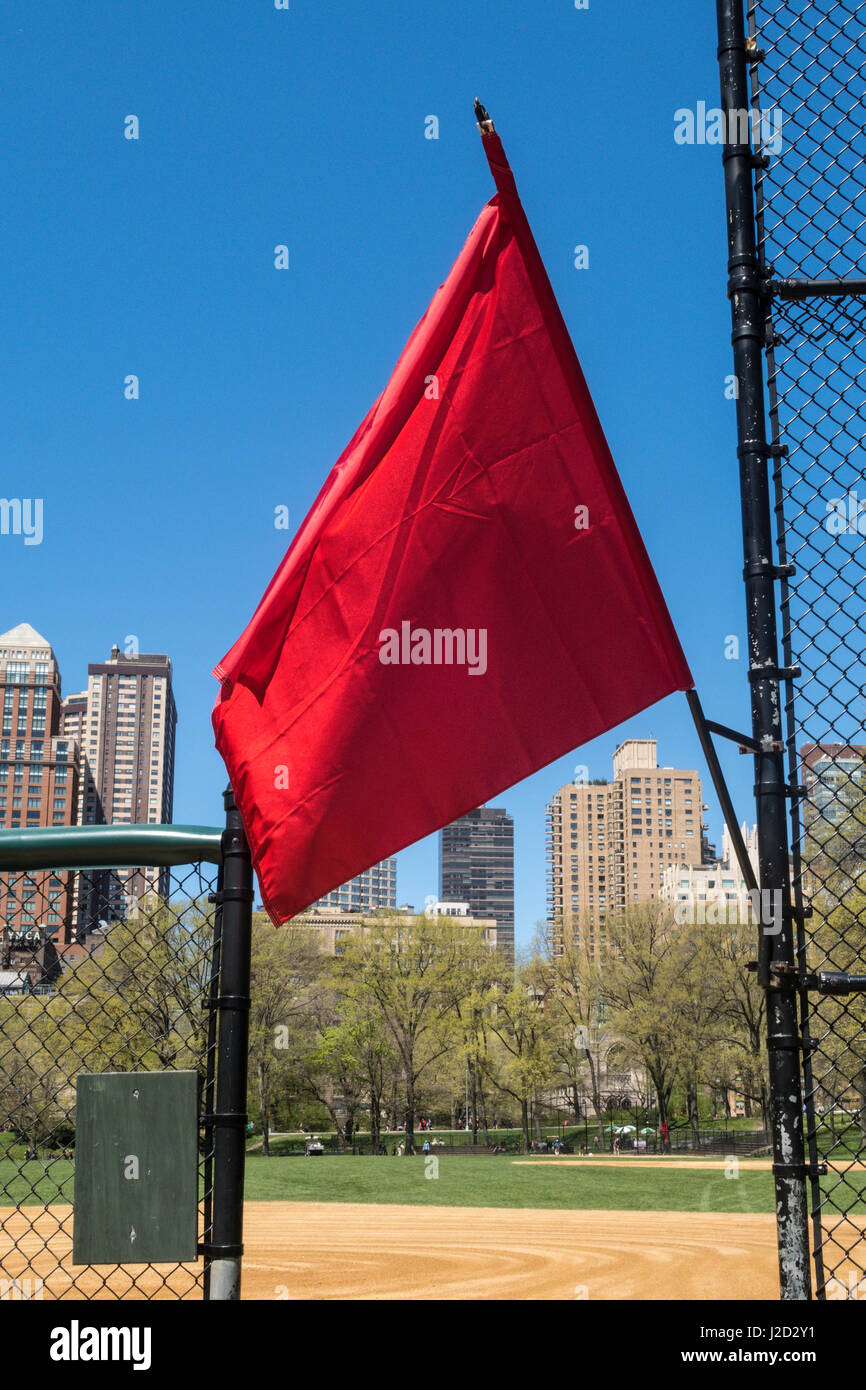 Drapeau rouge à Heckscher Ballfields symbolisant "Fermé pour jouer' Central Park au printemps, New York City, USA Banque D'Images
