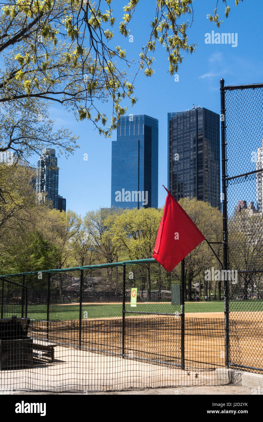 Drapeau rouge à Heckscher Ballfields symbolisant "Fermé pour jouer' Central Park au printemps, New York City, USA Banque D'Images