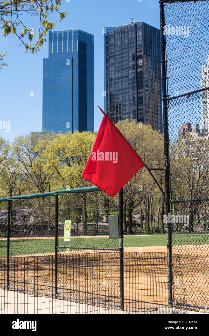 Drapeau rouge à Heckscher Ballfields symbolisant "Fermé pour jouer' Central Park au printemps, New York City, USA Banque D'Images