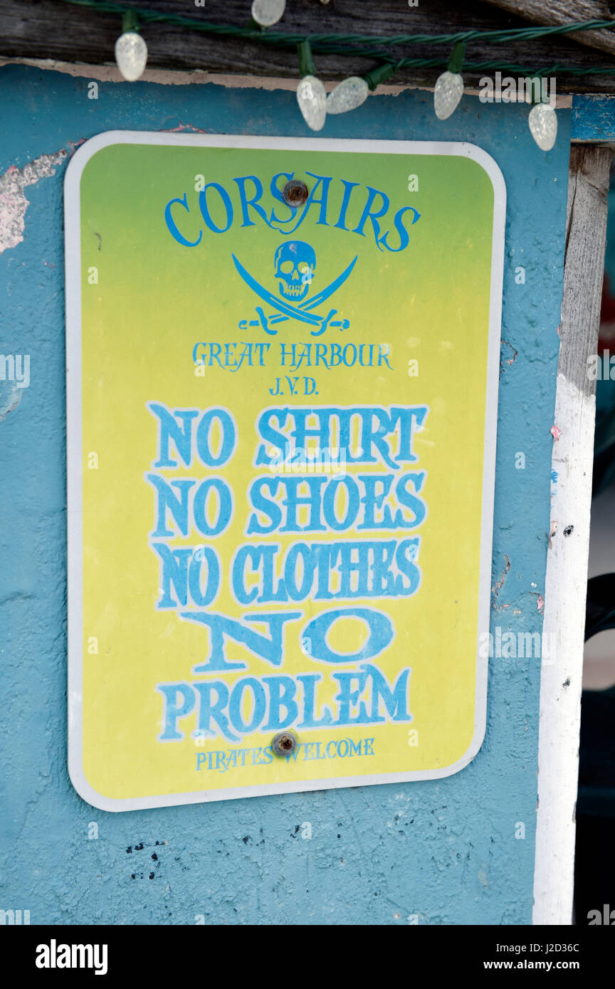 Îles Vierges britanniques, Jost Van Dyke. Le bar-restaurant de la plage les  corsaires signe. 'Pas de chemise, pas de chaussures, pas de vêtements. Pas  de problème." (grand format formats disponibles Photo Stock -