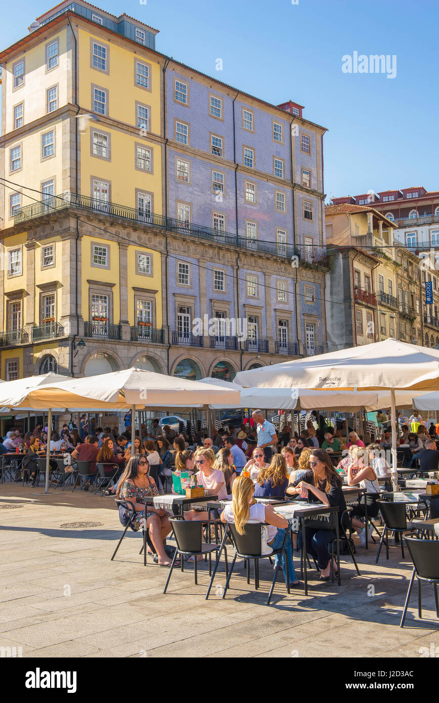 Porto bar Portugal, vue en été des touristes se détendant dans les bars du quartier riverain de Ribeira dans le centre de Porto, Porto, Portugal Banque D'Images