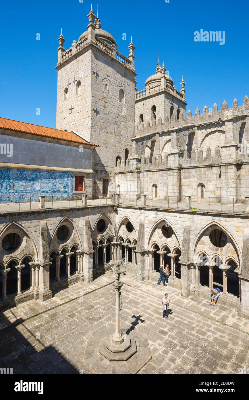 Cathédrale de Porto Portugal, vue sur les cloîtres gothiques situés à l'intérieur de la cathédrale - ou se - à Porto, Europe. Banque D'Images