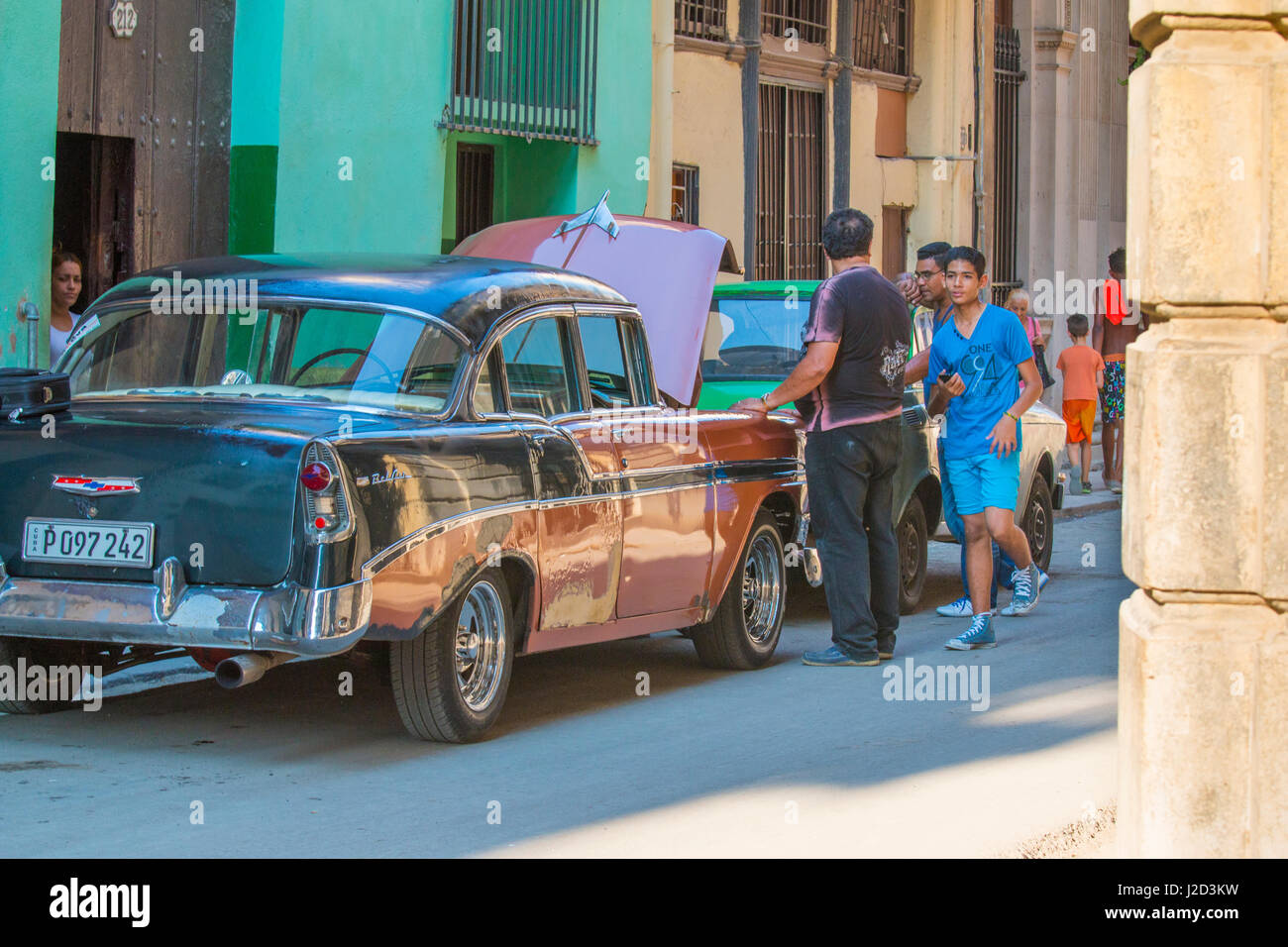 Caraïbes, Cuba, La Havane. Les hommes travaillent sur un 1956. (Usage éditorial uniquement) Banque D'Images