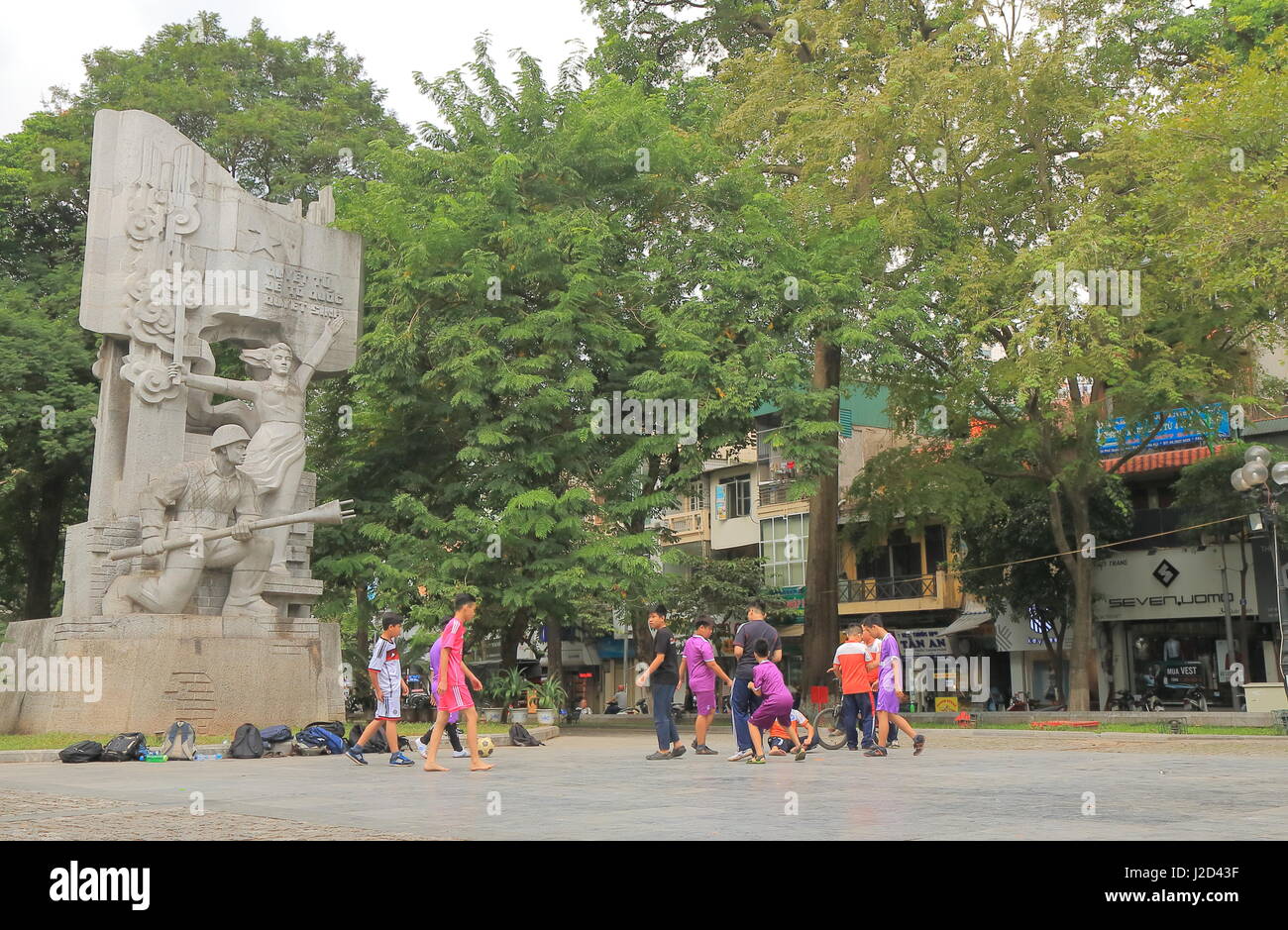 Enfants non identifiés jouer au football au centre-ville de Hanoi au Vietnam. Banque D'Images