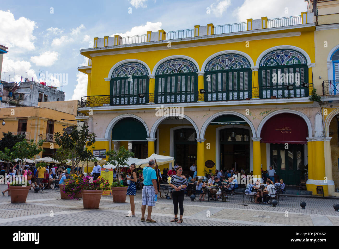 Cuba. La Havane. La Vieille Havane. Brew Pub avec des tables sur la place. Banque D'Images