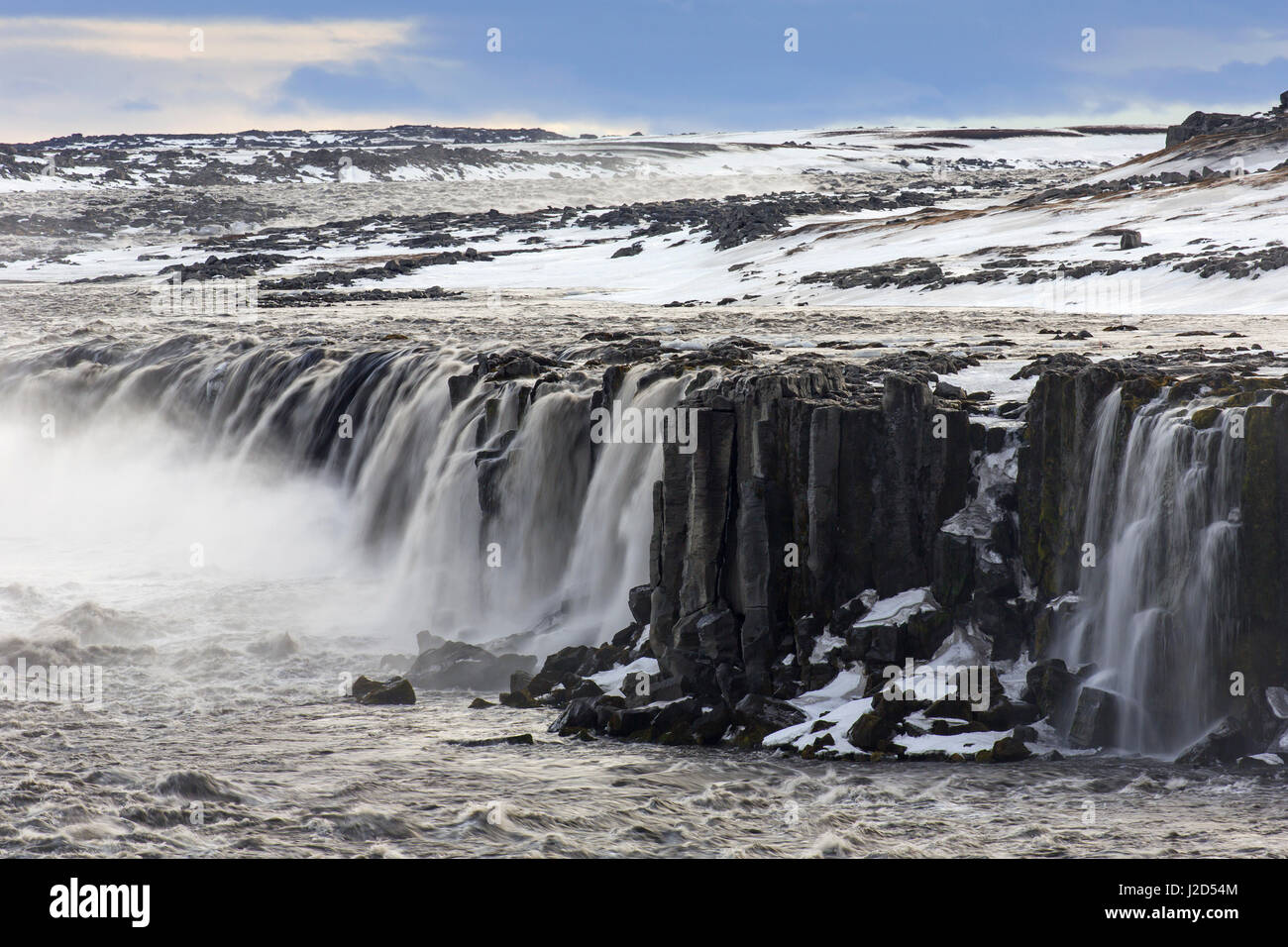 Selfoss waterfall sur le fleuve Jökulsá á Fjöllum dans dans le canyon Jökulsárgljúfur en hiver, région du nord de l'Islande Banque D'Images