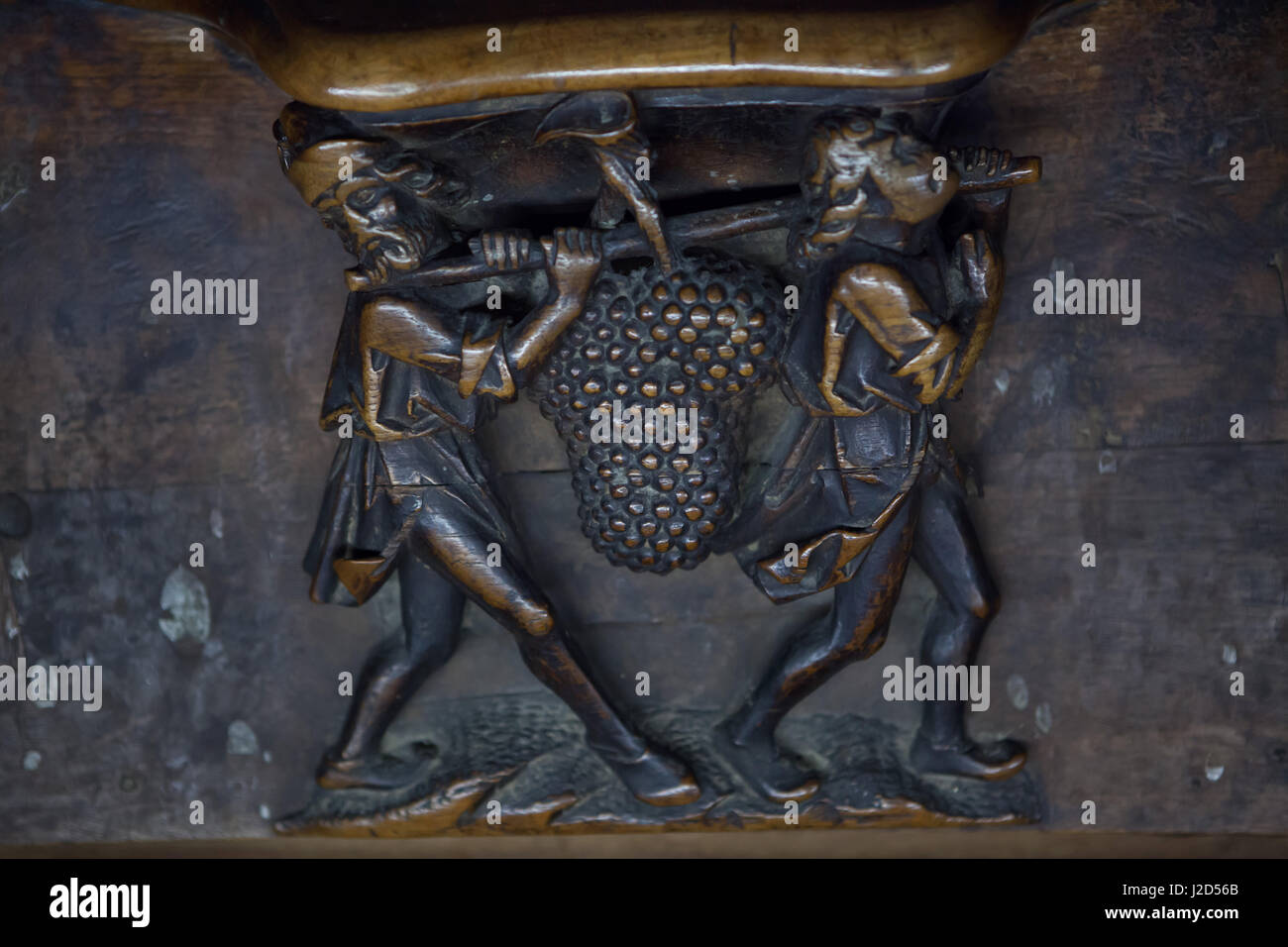 Israélites portant les raisins de Canaan. Par la sculpture sculpteur espagnol Rodrigo Aleman (1495) dans le chœur gothique tardif dans la cathédrale de Tolède à Tolède, en Espagne. Banque D'Images