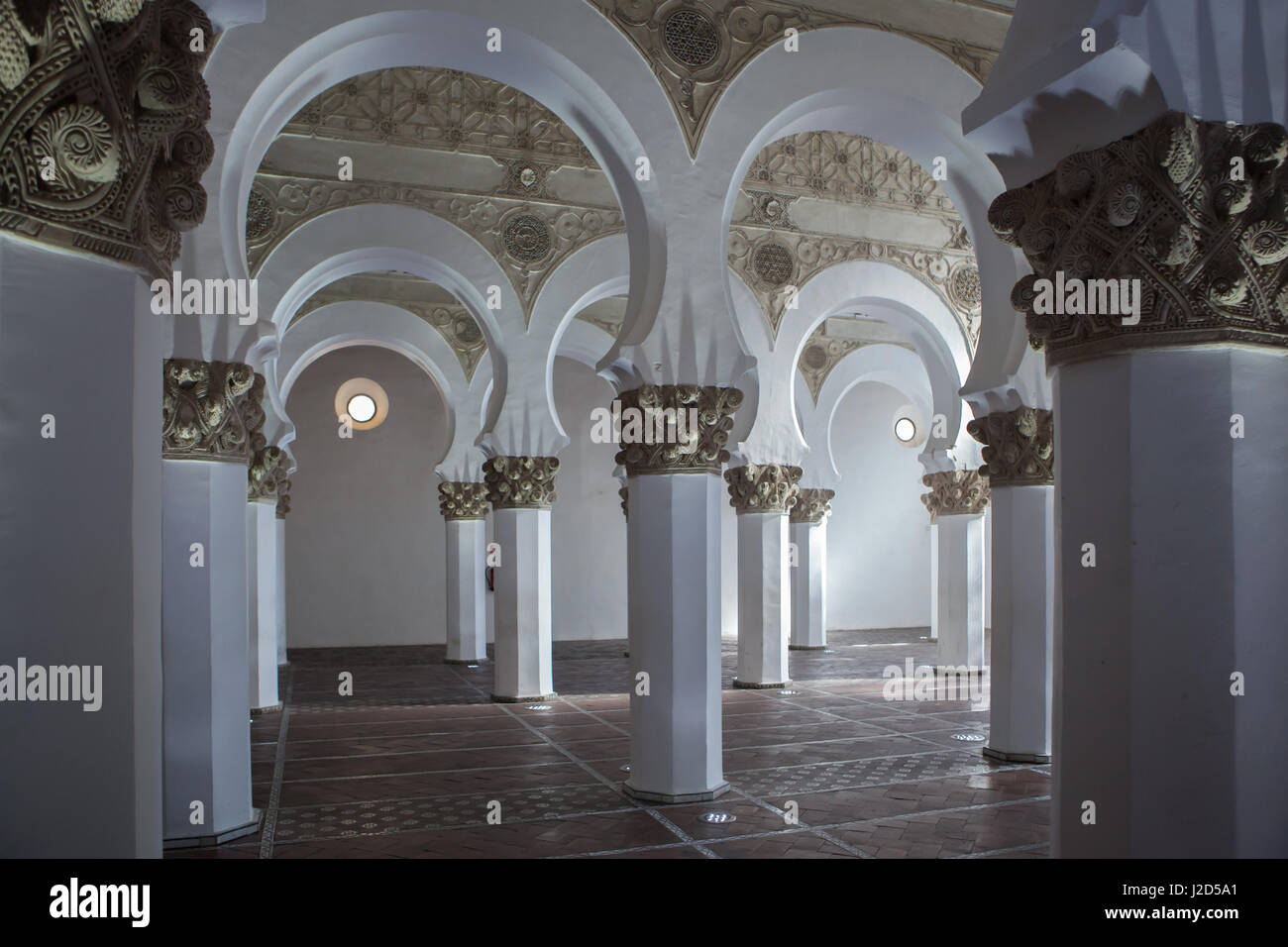 Intérieur mudéjar à Santa Maria la Blanca, l'ancienne synagogue aujourd'hui conservé par l'Église catholique, à Tolède, en Espagne. Banque D'Images