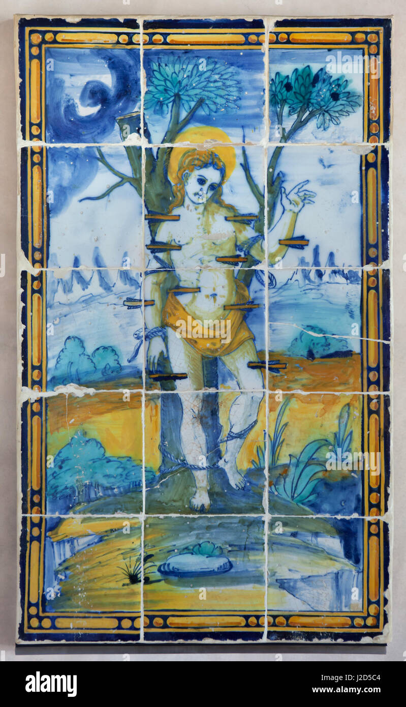 Saint Sébastien représenté dans l'étain traditionnel espagnol carreaux peints à vitrage appelé Azulejos sur l'affichage dans le musée El Greco à Tolède, en Espagne. Banque D'Images