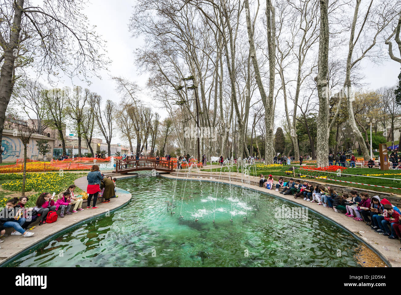 Istanbul, Turquie - 12 Avril 2017 : Les enfants visitent le parc de Gülhane pendant le festival des tulipes à Istanbul en avril Banque D'Images