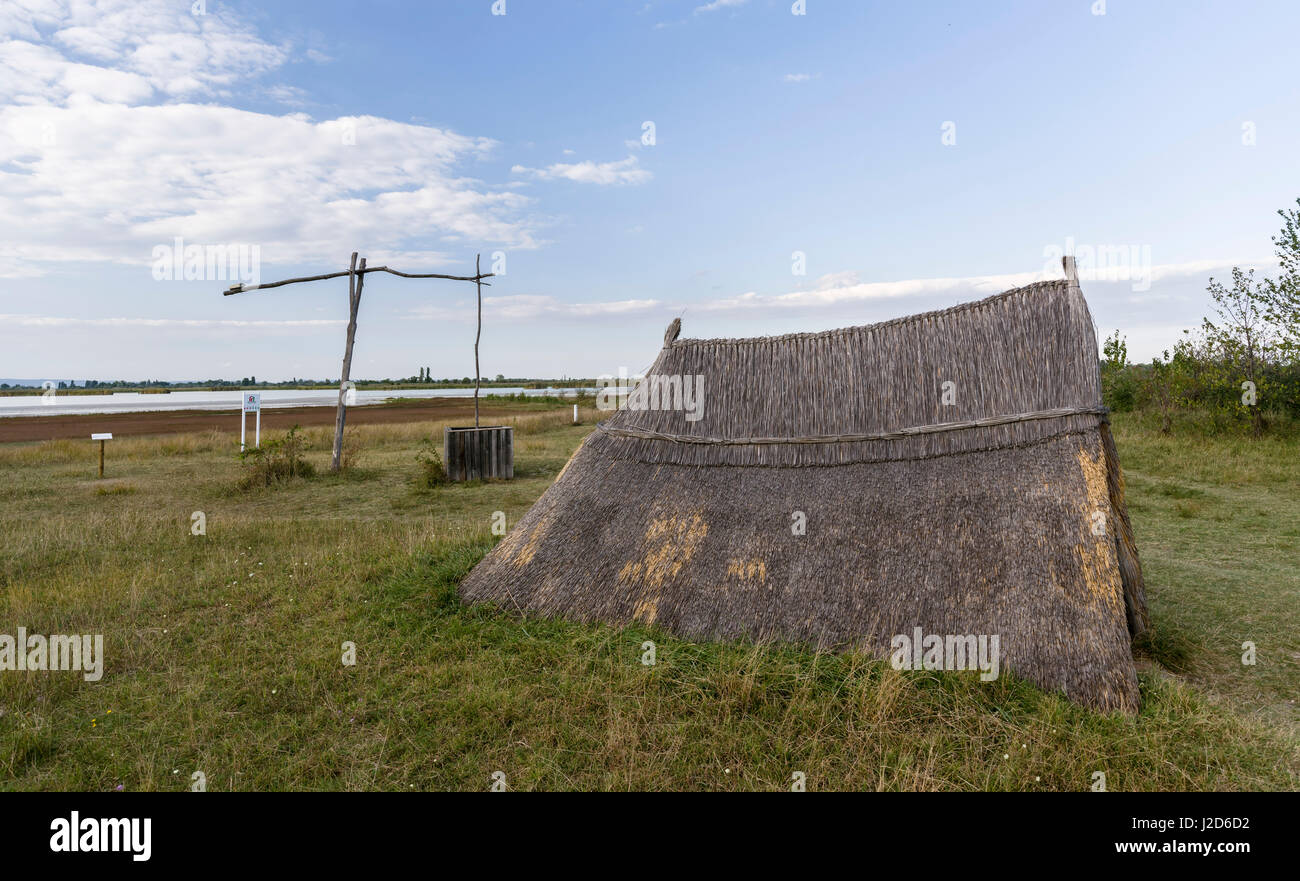 Illmitz, un village dans le parc national de Neusiedler See, le paysage autour du lac est classé patrimoine mondial de l'UNESCO. Tirage traditionnel bien avec cabane de bergers. L'Autriche, Burgenland (grand format formats disponibles) Banque D'Images