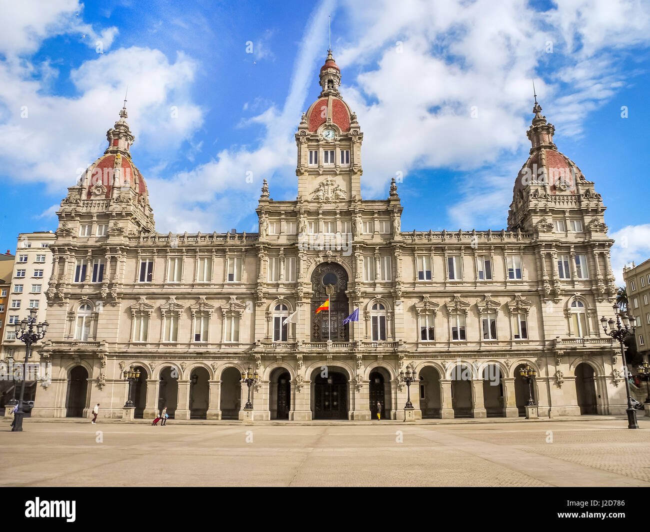 LA CORUNA, ESPAGNE - 27 mars 2017 : Vue de la place Maria Pita avec son magnifique hôtel de ville de la ville. La Corogne, Galice, Espagne Banque D'Images