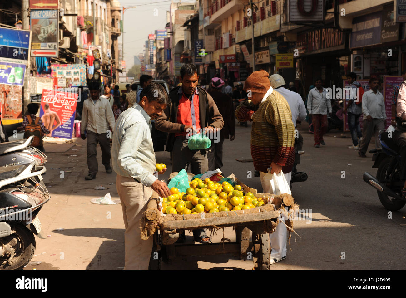 Les hommes acheter des fruits à un blocage des routes à paharganj à New Delhi, Inde Banque D'Images