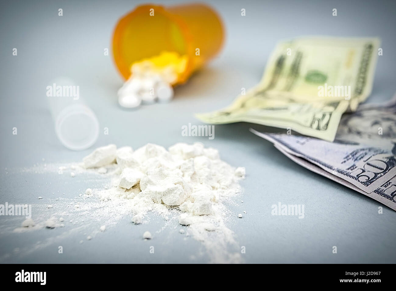 La cocaïne en poudre le long du pieu avec plusieurs billets dollar Banque D'Images