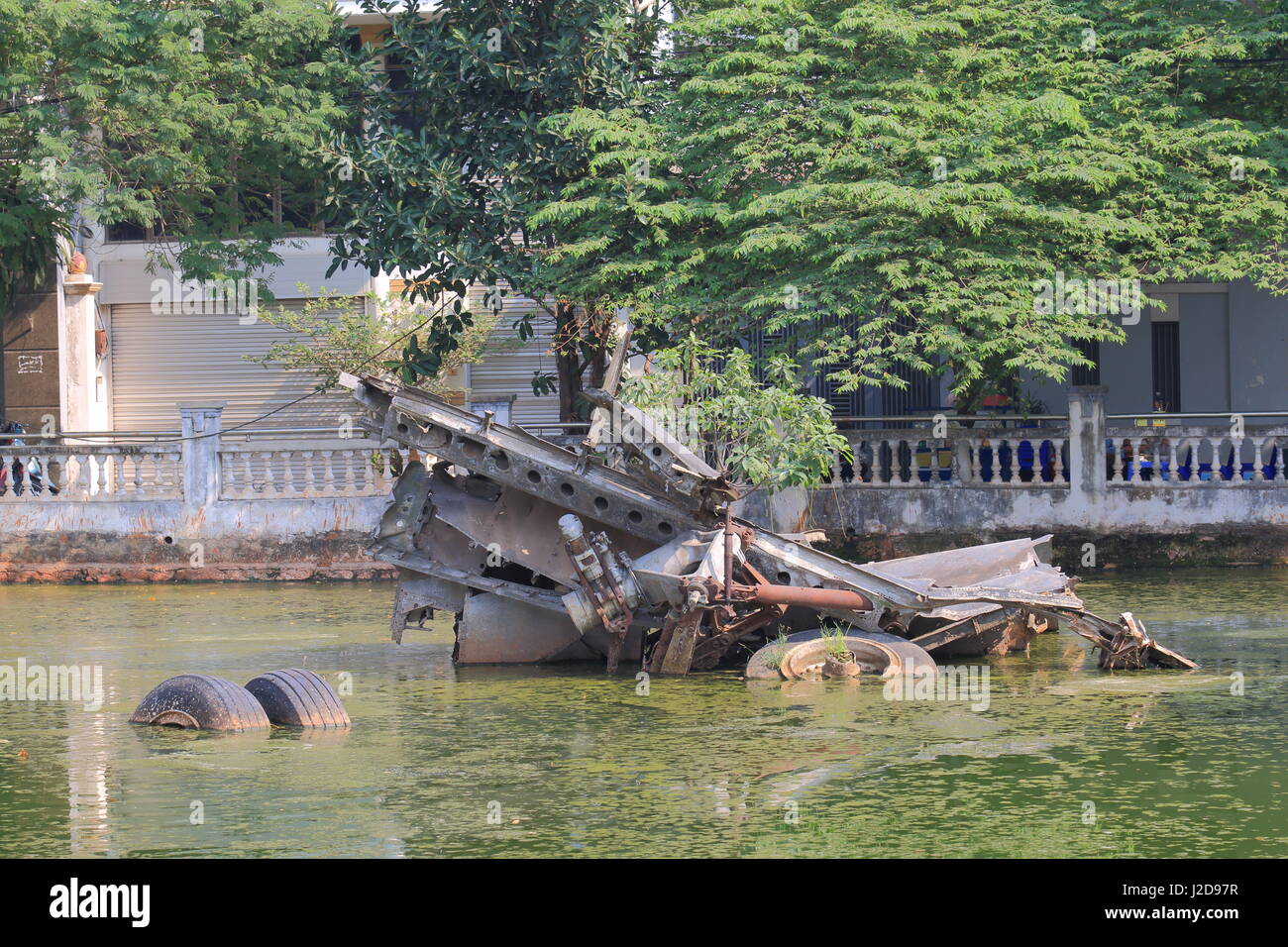 B52 lac à Hanoi au Vietnam. B52 lac est célèbre pour twisted épave d'un bombardier B-52 américains à partir de la guerre du Vietnam. Banque D'Images